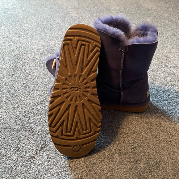 Ugg Bailey Button size 7. Navy with mandala on the front - Picture 2 of 6
